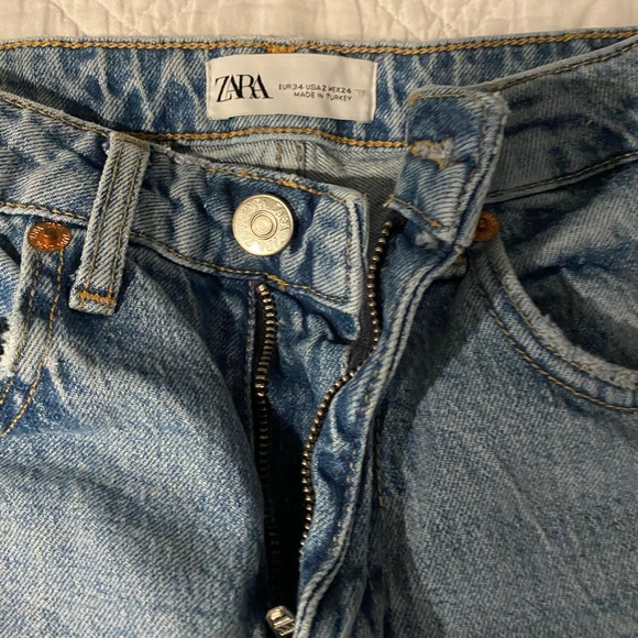 Zara light wash jeans - Picture 2 of 4